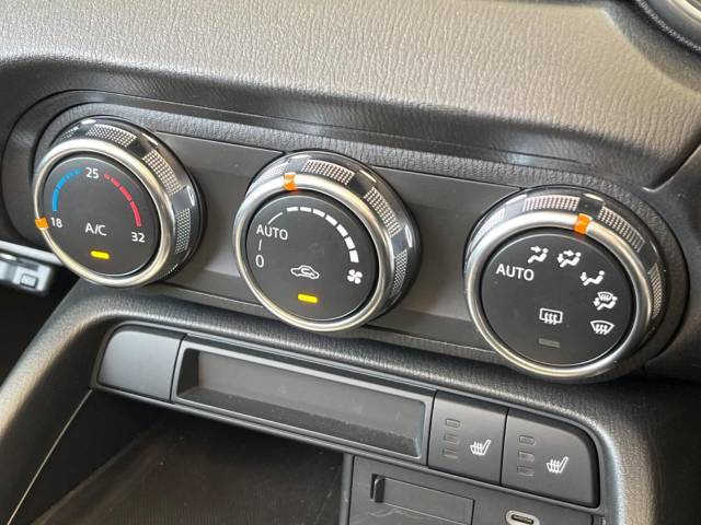 【オートエアコン】一度お好みの温度に設定すれば、車内の温度を検知し風量や温度を自動で調整。暑い…寒い…と何度もスイッチ操作をする必要はありません。快適な車内空間には必須の機能ですね♪