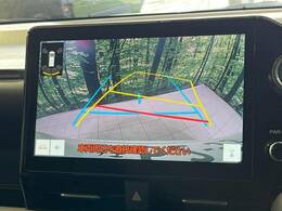 【バックカメラ】駐車時に後方がリアルタイム映像で確認できます。大型商業施設や立体駐車場での駐車時や、夜間のバック時に大活躍！運転スキルに関わらず、今や必須となった装備のひとつです！