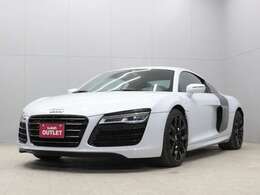 今回ご紹介するR8は外装スズカホワイト、内装マグマレッドのおしゃれな1台となります。内装もカーボンパーツが装備された1台となります。外装にはカーボンシグマサイドブレードも装備されております。