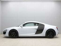 スズカホワイトにサイドにはオプションのカーボンシグマサイドブレードも装備されております。ホイールもブラックアウトされスタイリッシュな1台となります。