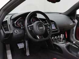 ・レザーパッケージ・レッドファインナッパレザーシート/シートヒーター/パワーシート♪レザーインテリア・カーボンデコラティブパネル・アルカンターラルーフライニング・とても綺麗な室内となります。