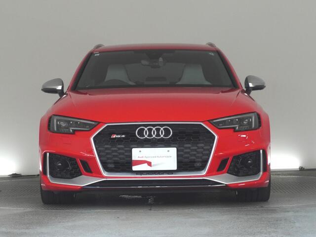 Audiデザインの特徴であるシングルフレームグリルが存在感を主張します。