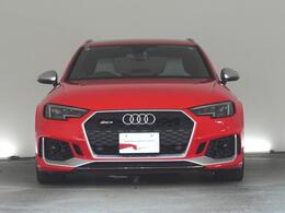 Audiデザインの特徴であるシングルフレームグリルが存在感を主張します。