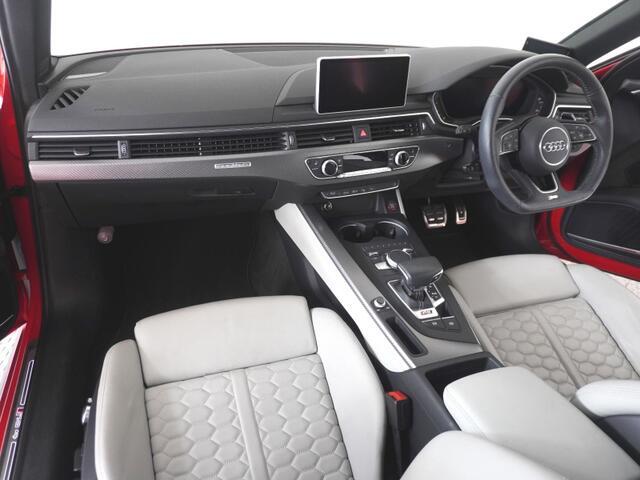 Audiのインテリアはエクステリア同様、優れたデザイン性とクオリティ、そして機能性を兼ね備えております。