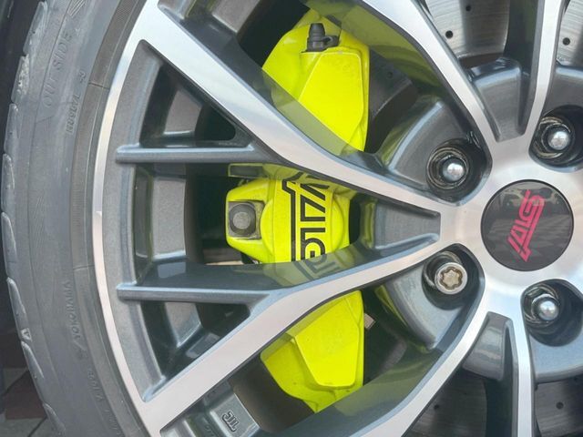 【ブレンボ製キャリパー】ハイパワー車両には強力なブレーキが必須！世界のスーパーカーにも採用されるイタリアの高級メーカー「ブレンボ」を装着！色鮮やかなキャリパーがスポーティな印象を引き立てます♪