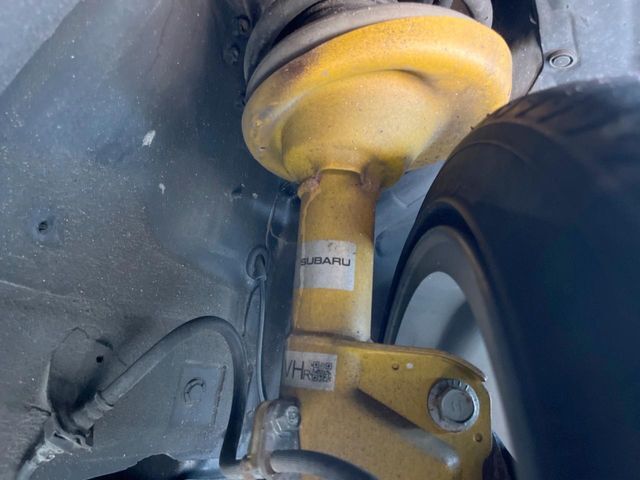 お車を安心してお乗りいただく為には、足回りの定期点検が欠かせません。サービスサポート（有償保証）では無料点検もご提供しており、安心のカーライフをお過ごしいただけるサポート体制が整っています。