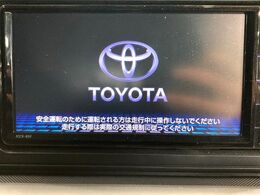 【純正ナビ】人気の純正ナビを装備しております。ナビの使いやすさはもちろん、オーディオ機能も充実！キャンプや旅行はもちろん、通勤や買い物など普段のドライブも楽しくなるはず♪