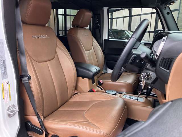 運転席ドア開口状態です。乗り降りしやすくシート状態も良く、大事に乗られた感じです。