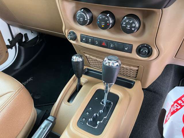アップルの展示車は買取直販が基本です。一般的な販売店がオークションから車を仕入れてくるのに対し、アップルではお客様から買取させていただいたお車を直接、店頭に並べることができます。⇒0120-555-986