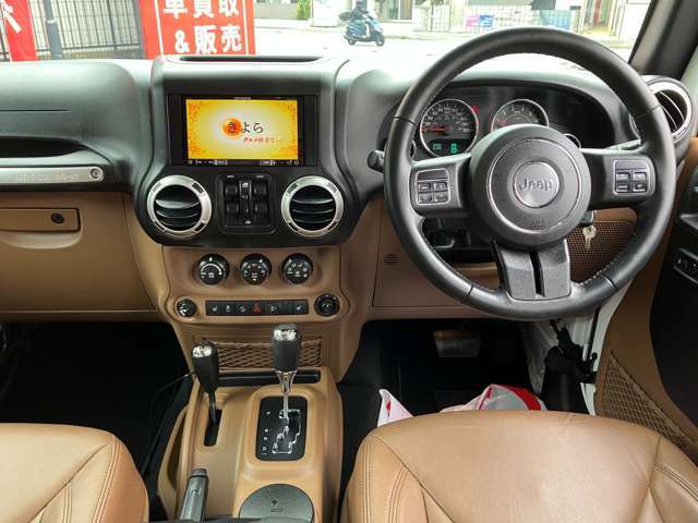 運転席目線になります。！大きな窓枠なので視界がとても見やすく開放感のある運転席シートです！！