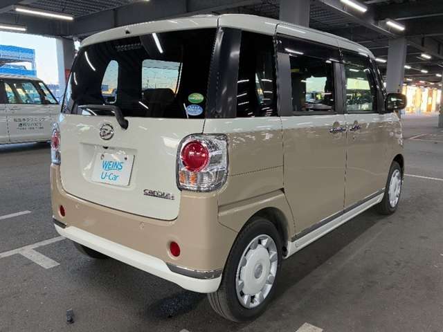 印象的なフォルムと安全性の高いバックランプの形状ですね。