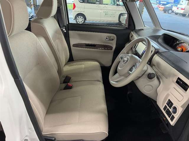 運転席の画像です。充分なスペースがあり、ゆったりした状態で運転していただけます♪