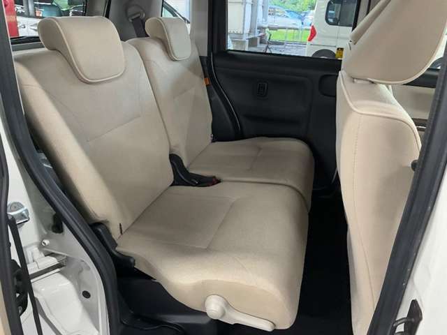 後部座席です。もちろんシートベルトも完備です。