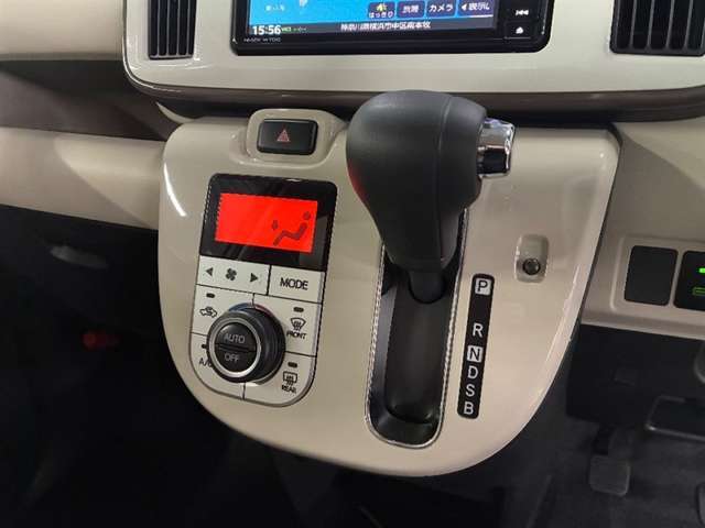 シフトレバー周辺の画像です☆