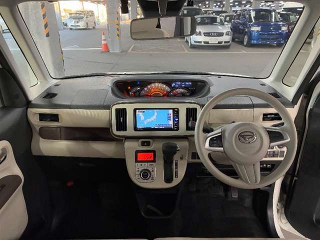 助手席側から見た内装画像です。