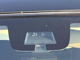 【スズキ　セーフティサポート】走行中に前方の車両等を認識し、衝突しそうな時は警報とブレーキで衝突回避と被害軽減をアシスト。より安全にドライブをお楽しみいただけます。
