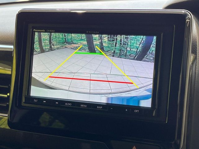 【バックカメラ】駐車時に後方がリアルタイム映像で確認できます。大型商業施設や立体駐車場での駐車時や、夜間のバック時に大活躍！運転スキルに関わらず、今や必須となった装備のひとつです！