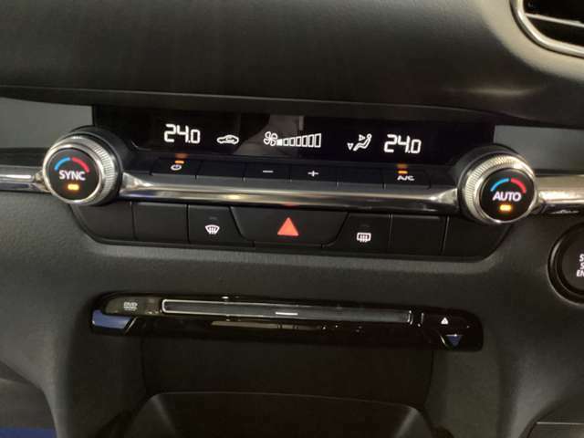 空調はAUTO　エアコンですので、温度設定するだけで後は車が管理してくれます。快適な室内空間です！