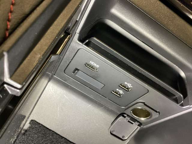 USBとシガーソケットがセンターコンソール内に設置されています。