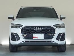Audiデザインの特徴であるシングルフレームグリルが存在感を主張します。