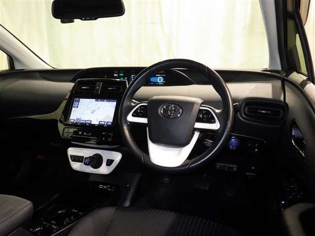 運転の際、常に目にする部分だけにシックで飽きのこないデザインが良いですね。