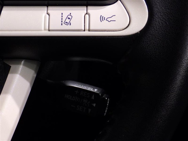 「レーンディパーチャーアラート」道路上の白線（黄線）をセンサーで認識し、車線を逸脱する可能性がある場合、注意喚起します