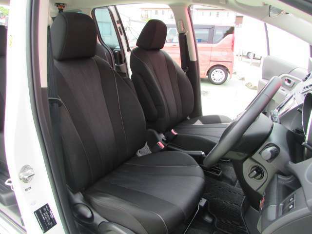 運転席と助手席の足元はスッキリと広く空間を取っており、開放感があります。