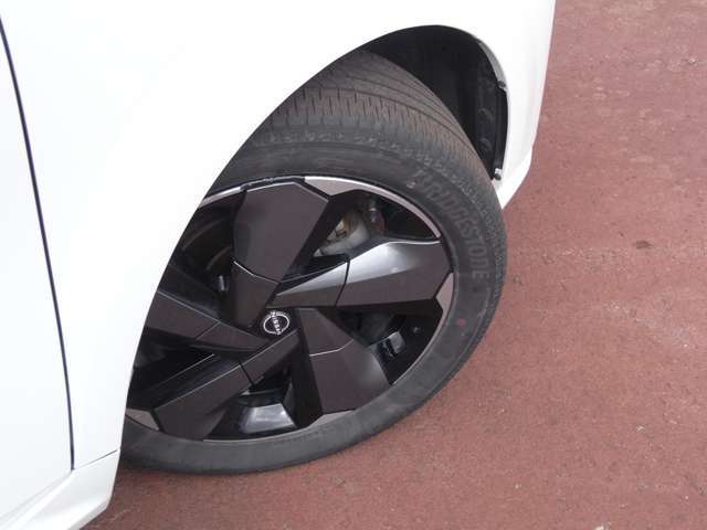 205/50R17タイヤ＋専用アルミホイールです。スタッドレスタイヤや各種オプションのご注文も承っております(^^)！