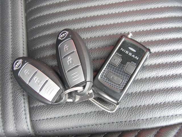 インテリジェントキー（運転席・助手席・バックドア感知、作動確認機能付）に加え、リモコンエンジンスターターも付いています。暑い夏や寒い冬に大活躍ですね(^^)/