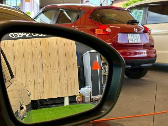 【ブラインドスポットモニター（BSM）】車線変更時に車両後方から来る車両を検知し安全をサポートする装置です。