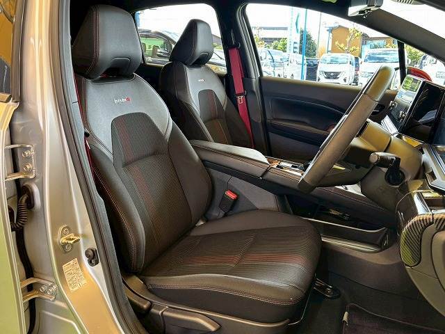 ブラックを基調とした、洗練されたインテリアは一見の価値あり。各種オプションも取り揃え「室内消臭」「室内クリーニング」も専門業者に委託できます。