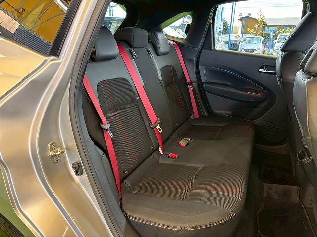 セカンドシートは大人二人が乗っても十分なスペースがしっかりと確保されております。前のオーナーがしっかりと管理されているお車で綺麗な状態がキープされております。
