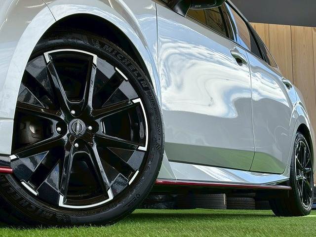 【純正アルミホイール】を装備しております。バランスのとれたアルミホイールは高速走行も安定性が高くなっております。