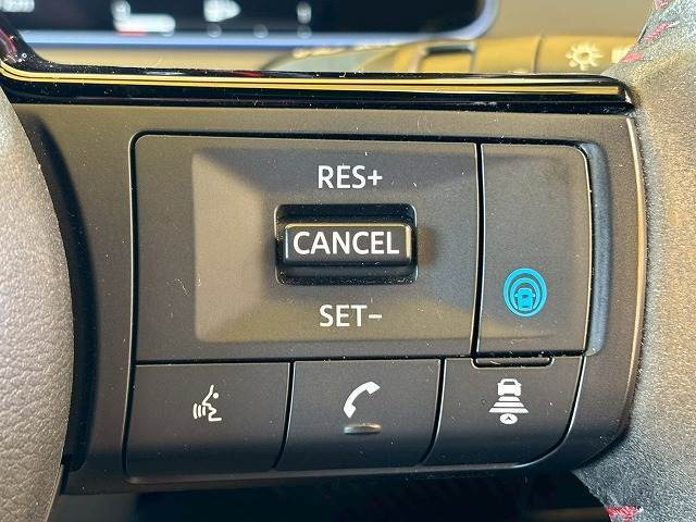 【プロパイロット】運転支援システムが搭載されております。全車速域追従式クルーズコントロールやレーンキープで長距離運転をアシスト。