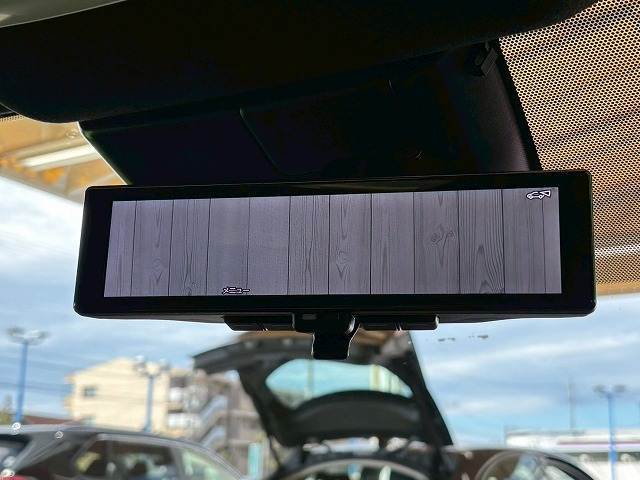 【デジタルインナーミラー】を搭載しております。液晶モニターで後方確認ができますので、荷物や乗車人数に関係なく後方確認ができ、夜間の視認性も良く、運転者が変わっても調整不要可です！