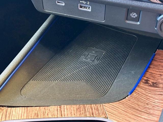 【ワイヤレス充電】を装備しております。スマートフォンの充電も充電ケーブルいらずでスッキリですね！