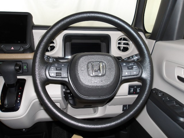 ステアリングスイッチでオーディオ各種操作が可能で、運転に集中できます。安心・安全・快適なドライブをお楽しみいただけます。