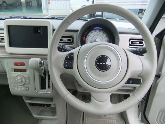 ★中古車を買うなら『安心のディーラー販売店』で！　当店では試乗車として使用していたお車や、お客様から頂きました下取車など、数多くの『特選中古車』を中心に取り揃えて展示しております！（^^♪