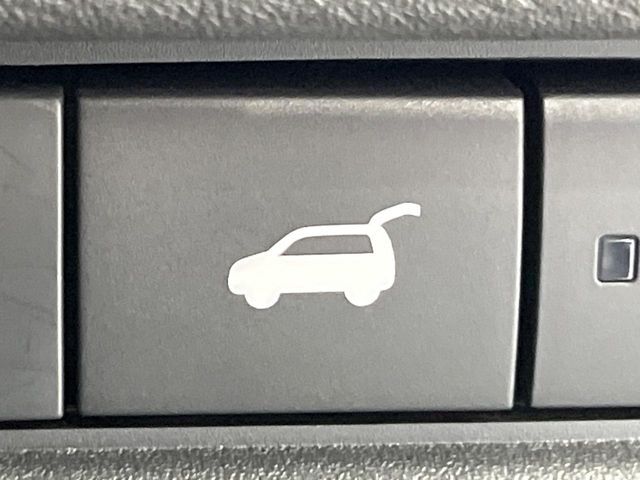 【パワーバックドア】スマートキーや運転席のボタンを押すだけでリアゲートが自動で開閉します！荷物を持っている時や、高い位置にあるバックドアを閉める際に便利な機能です♪