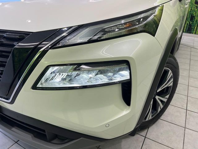 【LEDヘッドライト】悪天候や夜間走行時も良好な視界を確保し安心して運転できる高輝度LEDヘッドライトを装備！点灯速度が早く、消費電力も抑えられています。