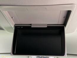 【フリップダウンモニター】大画面モニターで後席でもエンタメをお楽しみいただけます。小さなお子様にも大人気の装備です♪