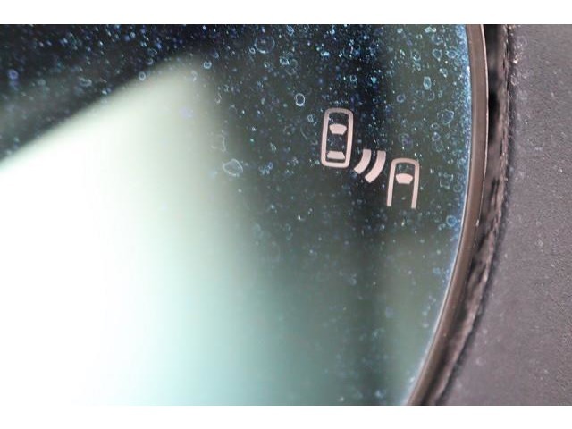 BSM（ブラインドスポットモニター）を装備！　隣の車線を走る車両が死角エリアに入ると、ドアミラーのインジケーターが光ってお知らせ。