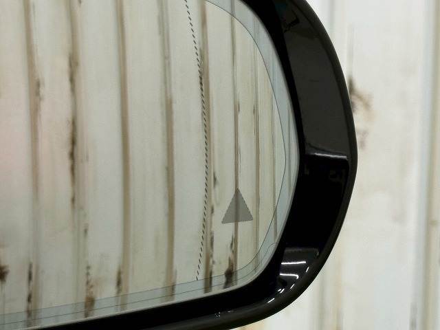 【ブラインドスポットモニター（BSM）】車線変更時に車両後方から来る車両を検知し安全をサポートする装置です。