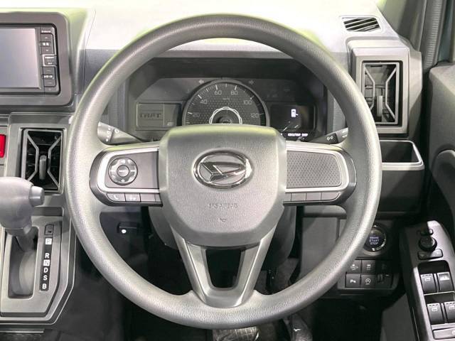 インテリアに合わせたデザインのステアリングは、運転される方のことも考え、運転しやすい形状、大きさです。是非一度、実際に触ってお確かめください。