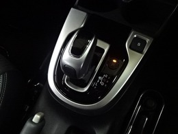 【シフトレバー】オートマチックシフトレバーは手になじみ操作しやすい形状で安全運転にもつながります。