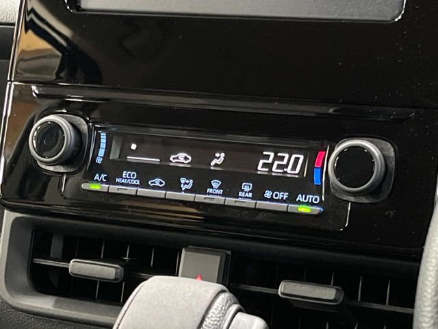 【オートエアコン】一度お好みの温度に設定すれば、車内の温度を検知し風量や温度を自動で調整。暑い…寒い…と何度もスイッチ操作をする必要はありません。快適な車内空間には必須の機能ですね♪