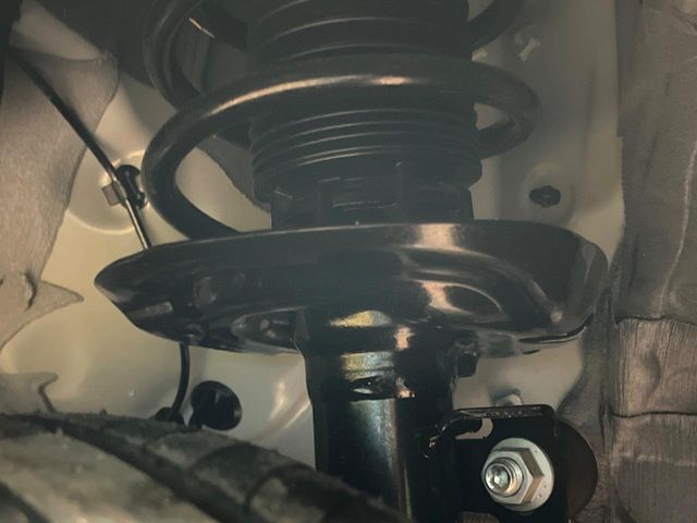 お車を安心してお乗りいただく為には、足回りの定期点検が欠かせません。サービスサポート（有償保証）では無料点検もご提供しており、安心のカーライフをお過ごしいただけるサポート体制が整っています。