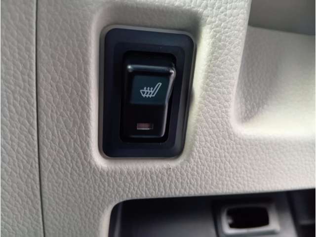 【シートヒーター】寒い日に重宝するシートヒーター！エアコンより早く温まってくれるので寒がりの人も安心ですね♪エアコンの温風は乾燥するから苦手、という方にもをおすすめです。