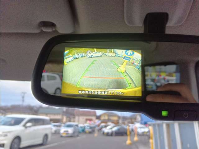 【バックカメラ】駐車時に後方がリアルタイム映像で確認できます。大型商業施設や立体駐車場での駐車時や、夜間のバック時に大活躍！運転スキルに関わらず、今や必須となった装備のひとつです！