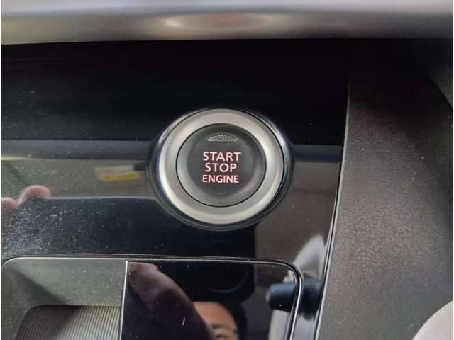 【スマートキー】カバンやポケットに入れたままでもドアの施錠・解錠が可能なスマートキーを装備。エンジンのオン・オフ時もカギを取り出す必要が無いからとっても便利です♪